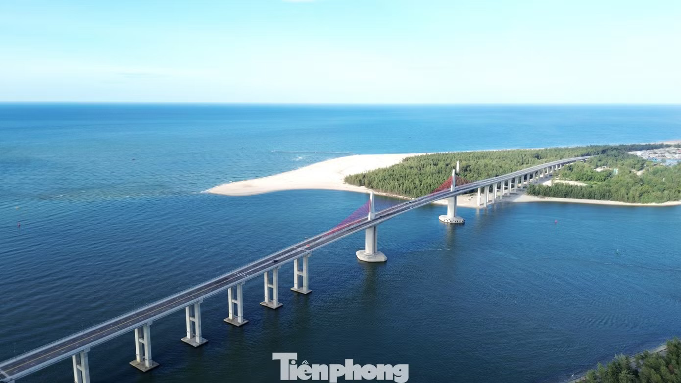 Điểm nhấn nổi bật của dự án là cầu vượt cửa biển Thuận An dài hơn 2 km. Cây cầu bắc qua cửa biển lớn nhất của TP. Huế với hệ thống dây văng màu đỏ nổi bật trên trụ tháp chính, tạo nên hình ảnh hiện đại giữa không gian biển, đầm phá và đô thị ven biển. Công trình giao thông lớn nhất ở Huế 'uốn lượn' qua đầm phá, cửa biển - Ảnh 3.