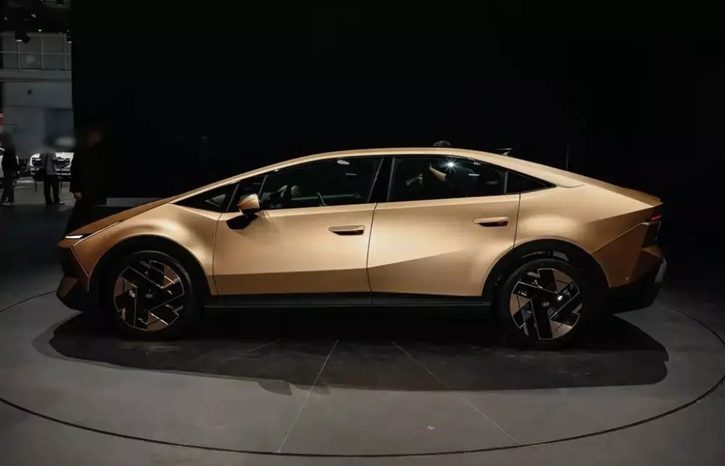 Hyundai Ioniq V có chiều dài đạt 4.900 mm