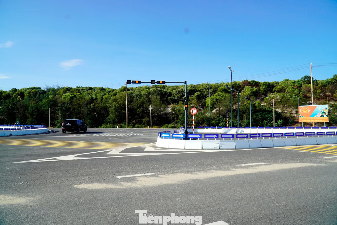 Tuyến đường dẫn phía bắc cầu vượt cửa biển Thuận An dài hơn 3 km đã hoàn thành toàn bộ các hạng mục. Trong khi, đoạn tuyến phía nam dài hơn 2 km đang được nhà thầu thực hiện những công việc cuối cùng như trồng cây xanh, kẻ vạch đường, chỉnh trang cảnh quan và vệ sinh công trường trước khi bàn giao. Công trình giao thông lớn nhất ở Huế 'uốn lượn' qua đầm phá, cửa biển - Ảnh 5.