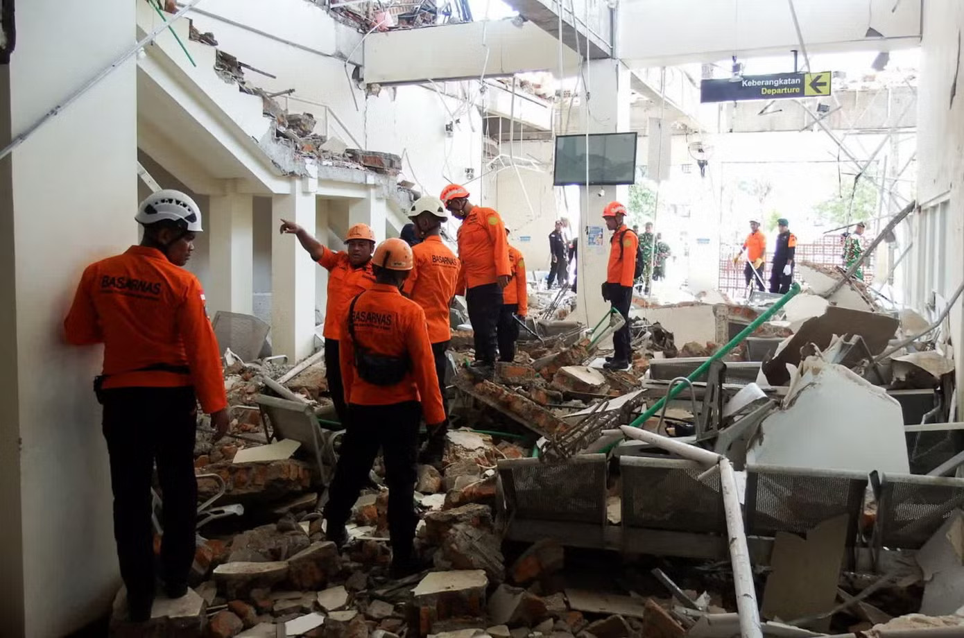 Cảnh tan hoang sau trận động đất khiến hàng chục người thương vong ở Indonesia - Ảnh 1.