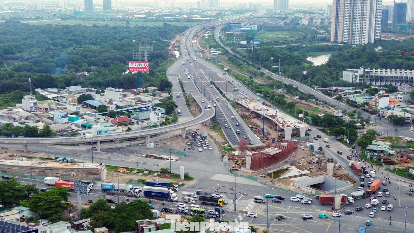 Toàn cảnh nút giao hơn 3.400 tỷ đồng ở TPHCM đang vướng mặt bằng - Ảnh 1.
