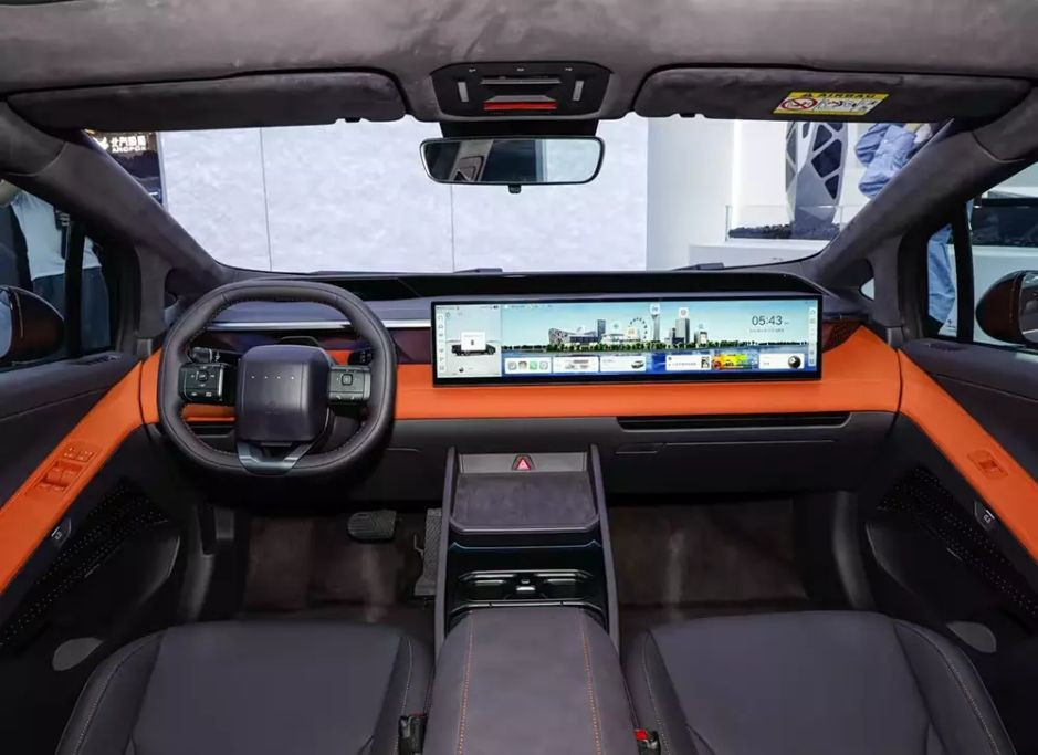 Khoang lái Hyundai Ioniq V nổi bật với màn hình kép 27 inch