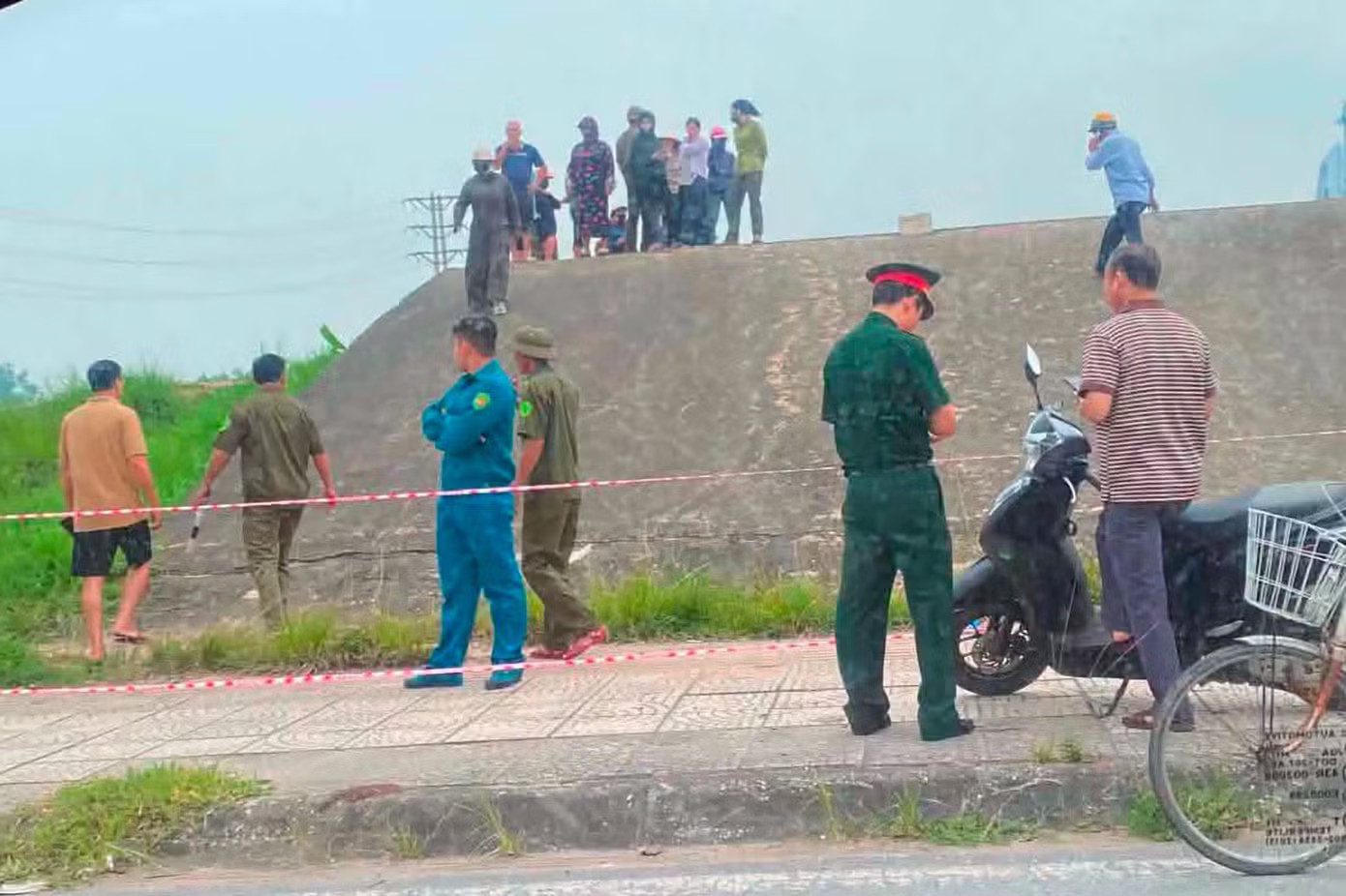 Hiện trường vụ việc. Phát hiện thi thể nữ hiệu trưởng trường mầm non dưới mương nước - Ảnh 1.