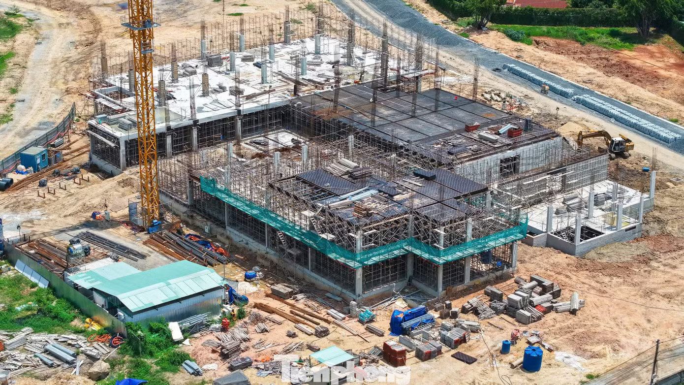 Từ năm 2023 đến nay, chính sách tín dụng và xử lý thị trường bất động sản từng bước chuyển từ tháo gỡ thanh khoản sang định hướng dòng vốn có mục tiêu. Tín dụng bất động sản phải 'khóa' đúng rủi ro - Ảnh 1.