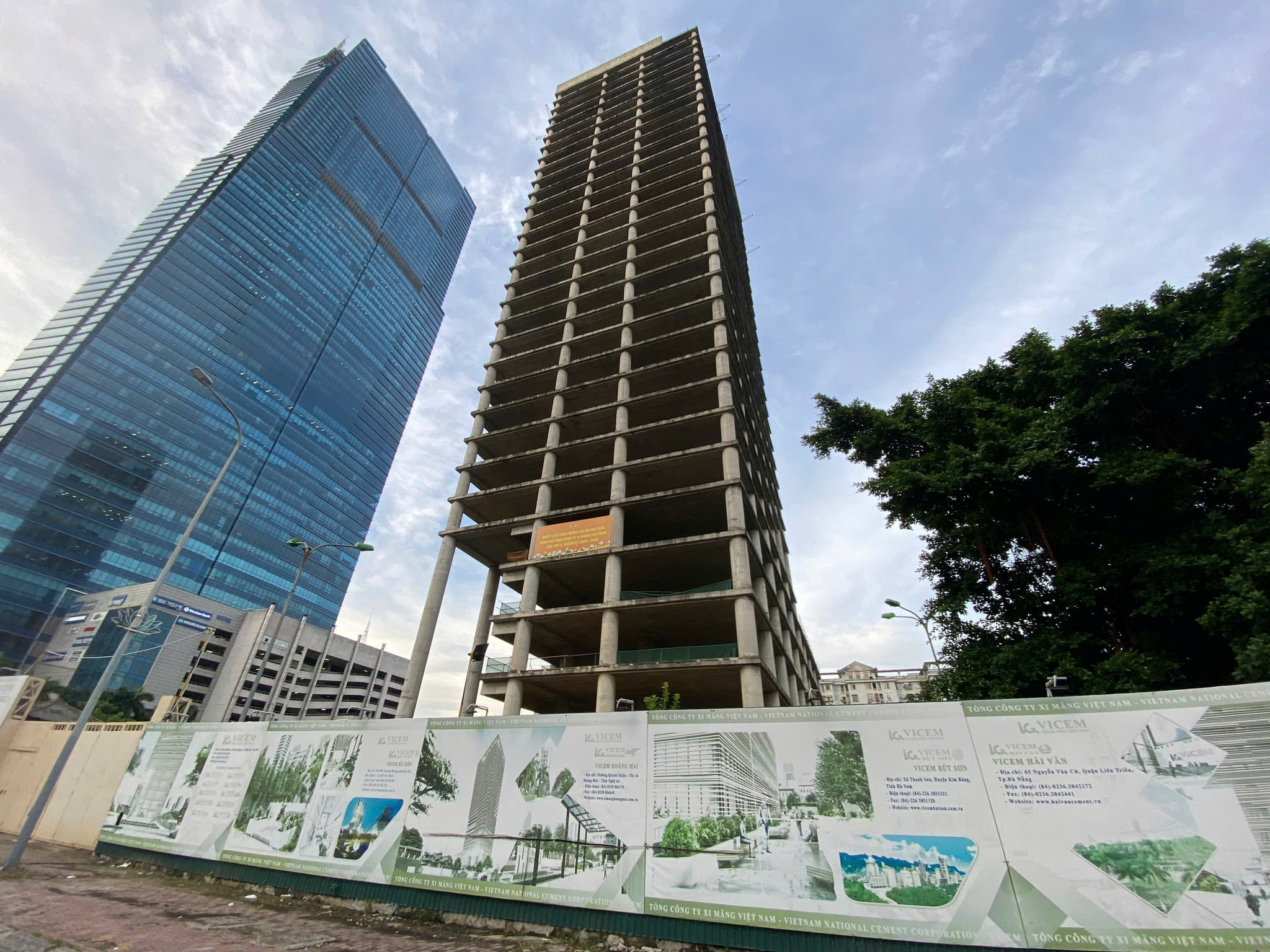 Cận cảnh tòa tháp chọc trời nằm 'sát sườn' Landmark 72 sau hơn một thập kỷ bỏ hoang
