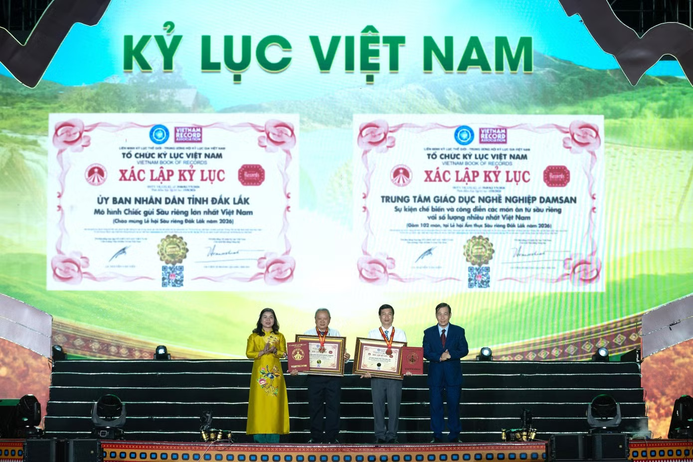 Xác lập kỷ lục 'chiếc gùi sầu riêng lớn nhất Việt Nam' - Ảnh 2.