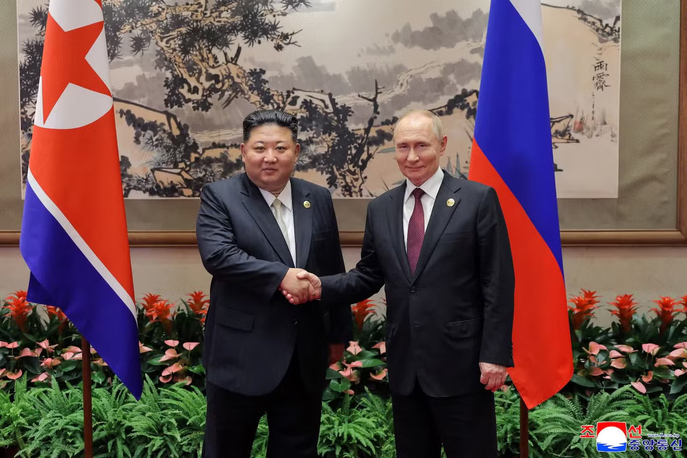 Tổng thống Nga Vladimir Putin và Chủ tịch Triều Tiên Kim Jong Un. (Ảnh: Reuters) Chủ tịch Triều Tiên tái khẳng định việc tăng cường quan hệ với Nga - Ảnh 1.