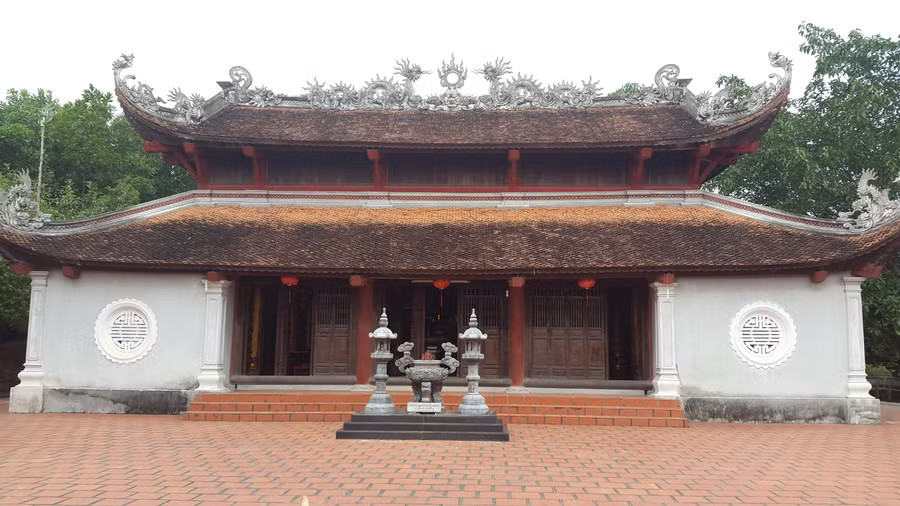 Đền thờ Trạng nguyên Nguyễn Thị Duệ bên dãy Phượng Hoàng.