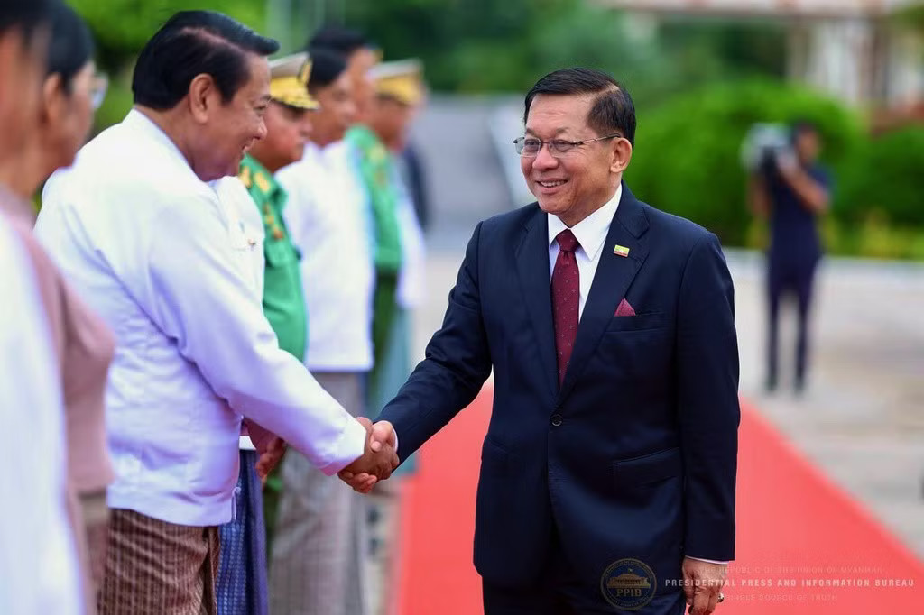 Tổng thống Myanmar Min Aung Hlaing lên đường thực hiện chuyến thăm chính thức Nga. (Ảnh: AP) Tổng thống Myanmar thăm Nga, hé mở nhiều cơ hội hợp tác - Ảnh 1.
