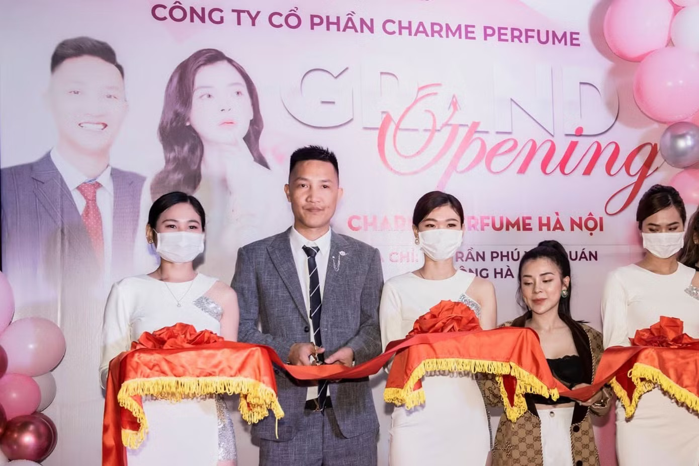 Huấn Hoa Hồng và vợ xuất hiện ở nhiều sự kiện, livestream tại cửa hàng nước hoa của thương hiệu Charme. Đến nay, cửa hàng đã ngưng hoạt động. Ảnh tư liệu. Vụ Huấn Hoa Hồng: Chiêu trò né thuế, livestream - Ảnh 4.