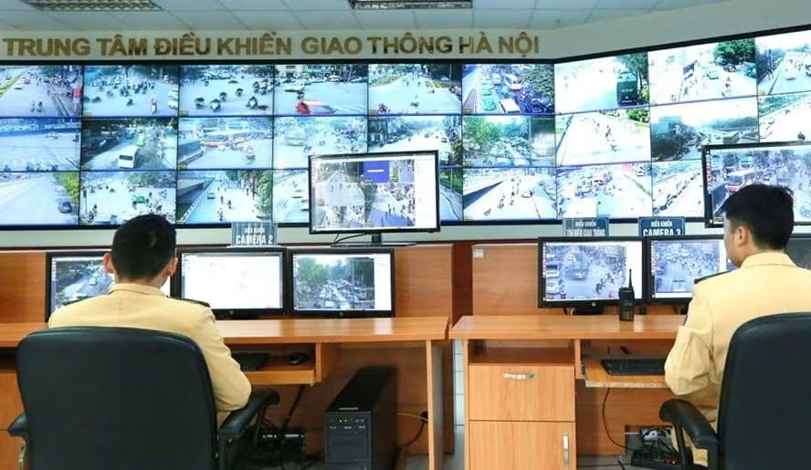 Hệ thống camera giám sát của phòng Cảnh sát giao thông Công an thành phố Hà Nội. Ảnh: VGP Cách tra cứu phạt nguội nhanh, tránh 'lỗi chồng lỗi' - Ảnh 4.