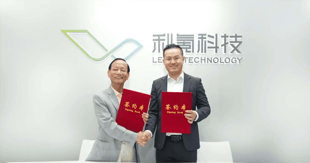 Ông Vũ Văn Tiền, Chủ tịch Geleximco, và đại diện LeeKr Technology tại lễ ký biên bản ghi nhớ hợp tác về công nghệ khung gầm thông minh cho ô tô. Ảnh tổng hợp