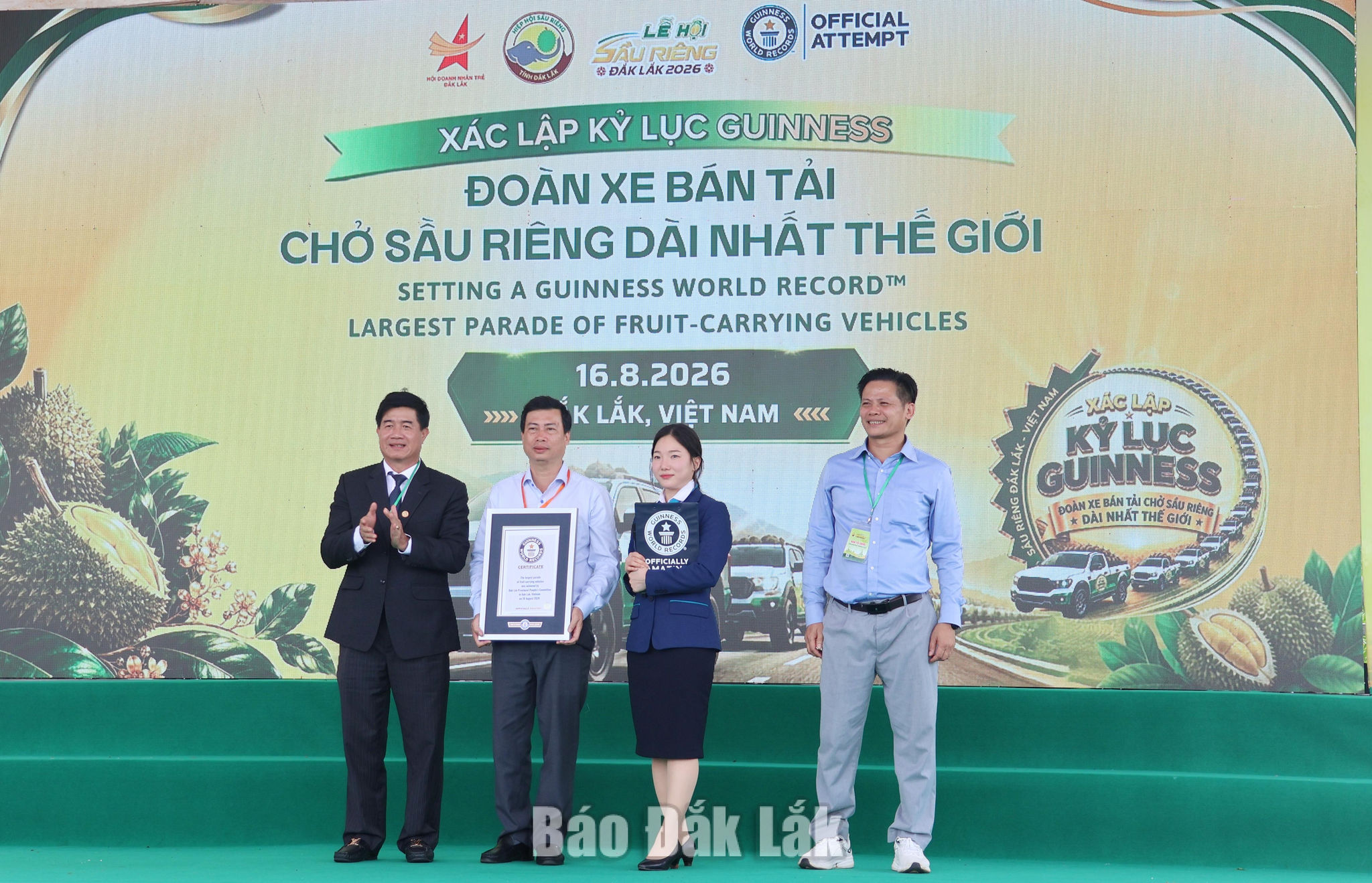 đại diện Tổ chức Kỷ lục Thế giới Guinness công bố và trao Chứng nhận Guinness “Đoàn xe bán tải chở sầu riêng dài nhất thế giới” cho Ban Tổ chức.