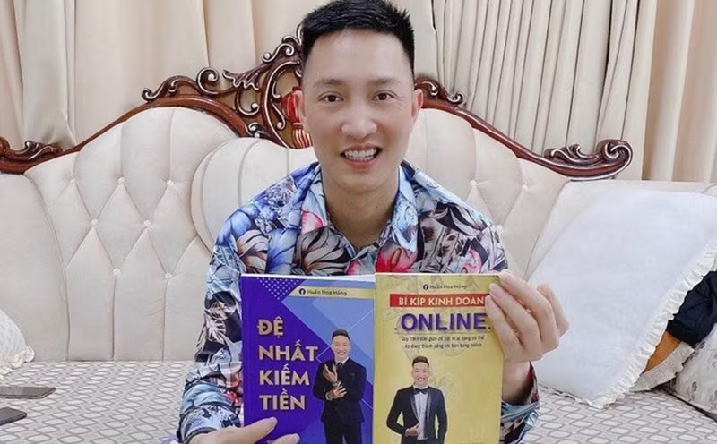 Thanh tra Sở Thông tin và Truyền thông Hà Nội từng ra quyết định xử phạt hành chính đối với Huấn Hoa Hồng về hành vi xuất bản sách nhưng không có quyết định xuất bản của Nhà xuất bản, cơ quan chức năng có thẩm quyền. Ảnh tư liệu. Vụ Huấn Hoa Hồng: Chiêu trò né thuế, livestream - Ảnh 3.