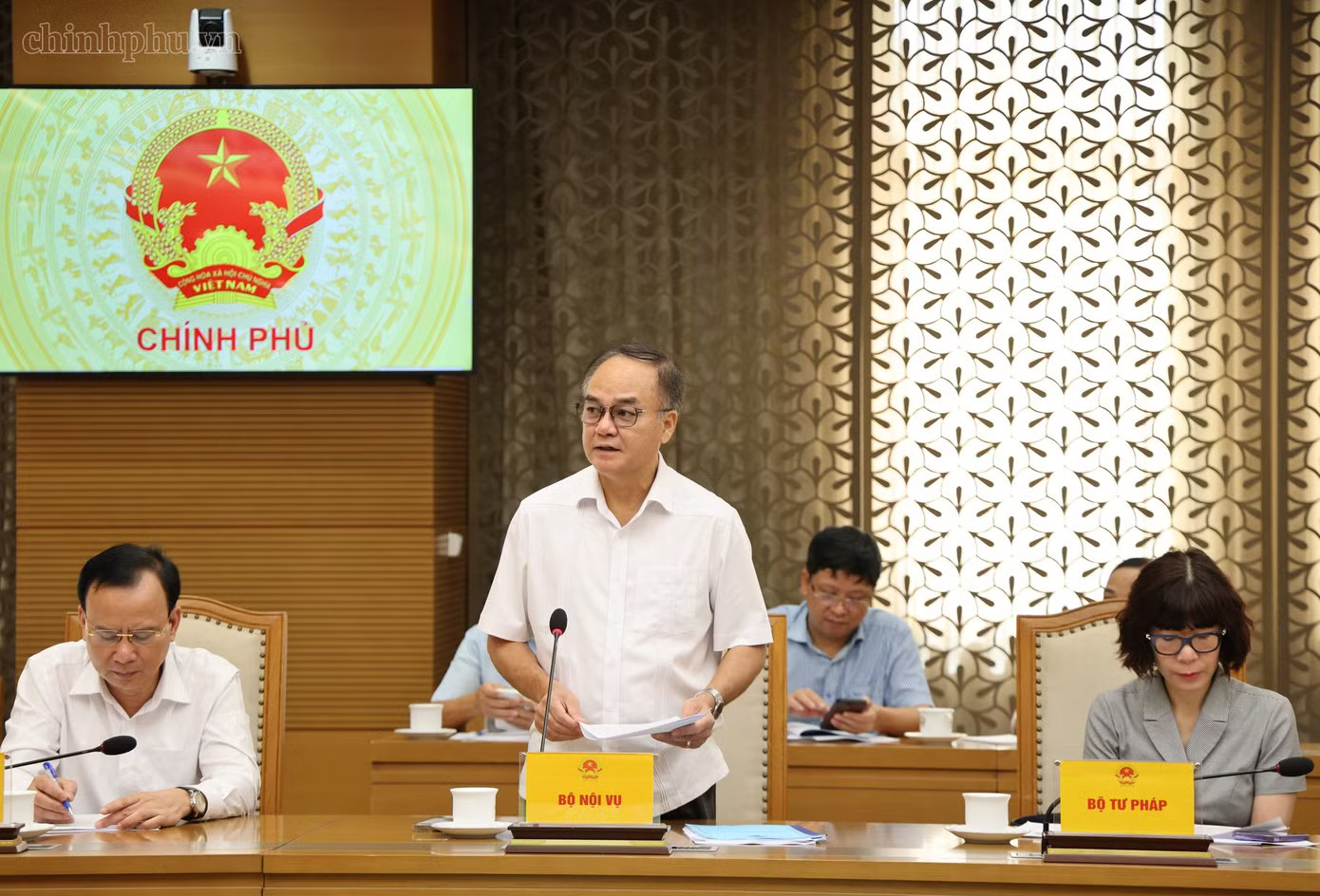 Thứ trưởng Bộ Nội vụ Vũ Chiến Thắng. (Ảnh: VGP) Nghiên cứu hạ tuổi hưởng trợ cấp hưu trí xã hội từ 75 xuống 70 tuổi - Ảnh 1.
