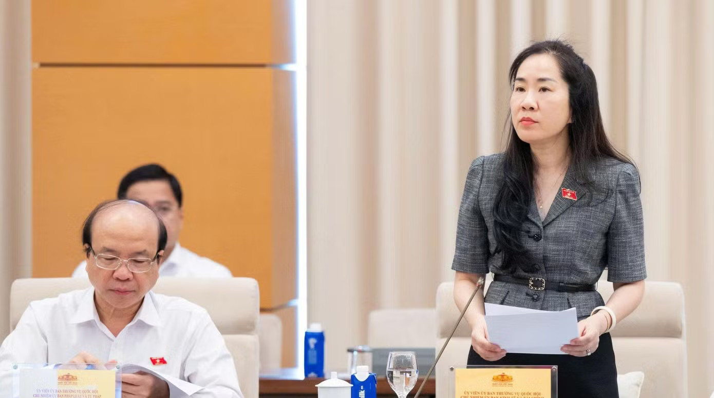Đại diện cơ quan thẩm tra báo cáo tại phiên họp. (Ảnh: QH) Đề xuất mới về kiểm tra việc in, đúc, tiêu hủy tiền - Ảnh 2.