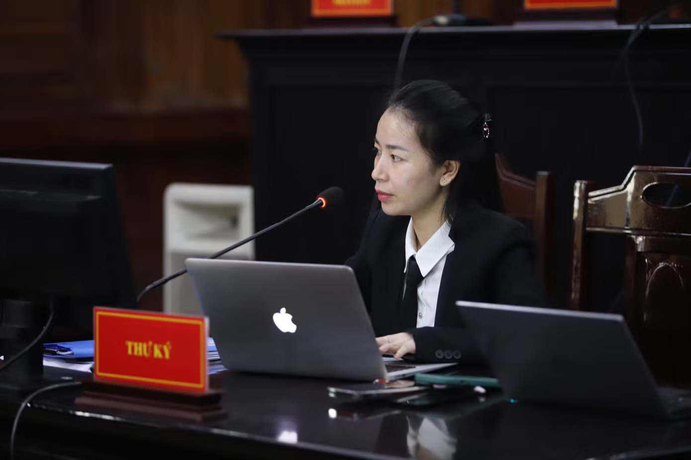 Đáng chú ý, 4 nữ tiếp viên hàng không không bị truy tố do cơ quan tố tụng xác định những người này không biết bên trong các tuýp kem đánh răng có chứa ma túy. Ảnh: Nguyễn Tiến Xét xử Chi Dân, An Tây, 'Cô tiên từ thiện' hầu tòa tại đầu cầu Trại tạm giam Chí Hòa - Ảnh 20.