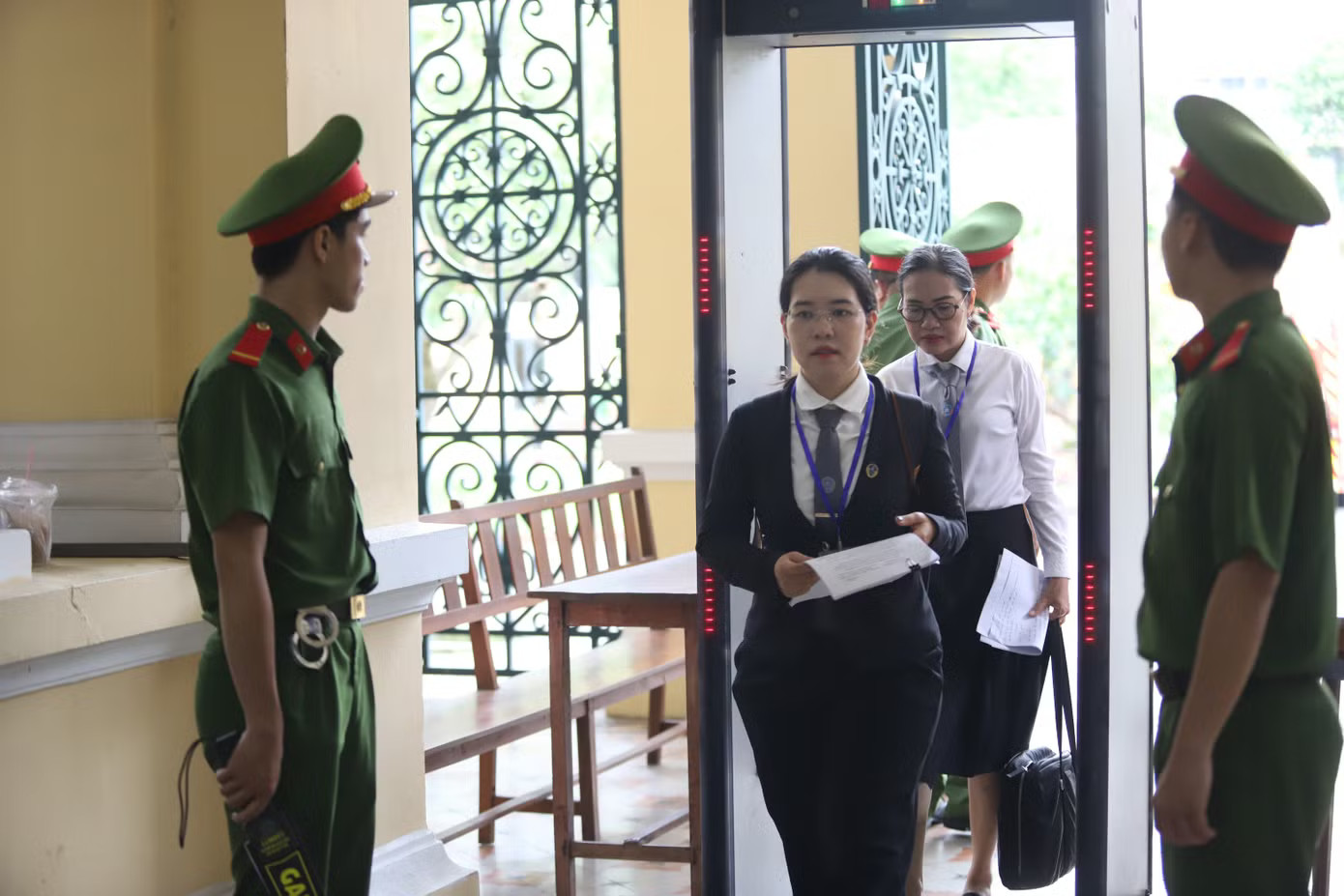 Xét xử Chi Dân, An Tây, 'Cô tiên từ thiện' hầu tòa tại đầu cầu Trại tạm giam Chí Hòa - Ảnh 3.