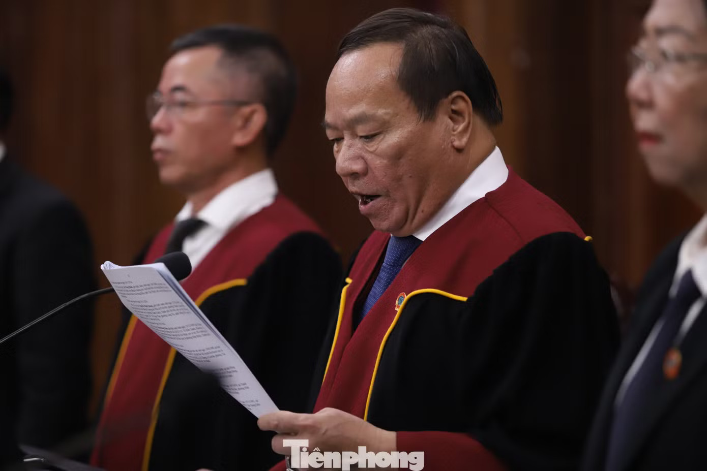 Thẩm phán Vũ Thanh Lâm, Chánh Tòa Hình sự TAND TPHCM, chủ tọa phiên tòa, tuyên bố khai mạc phiên xét xử 227 bị cáo trong chuyên án ma túy VN10. Ảnh: Nguyễn Tiến Xét xử Chi Dân, An Tây, 'Cô tiên từ thiện' hầu tòa tại đầu cầu Trại tạm giam Chí Hòa - Ảnh 8.