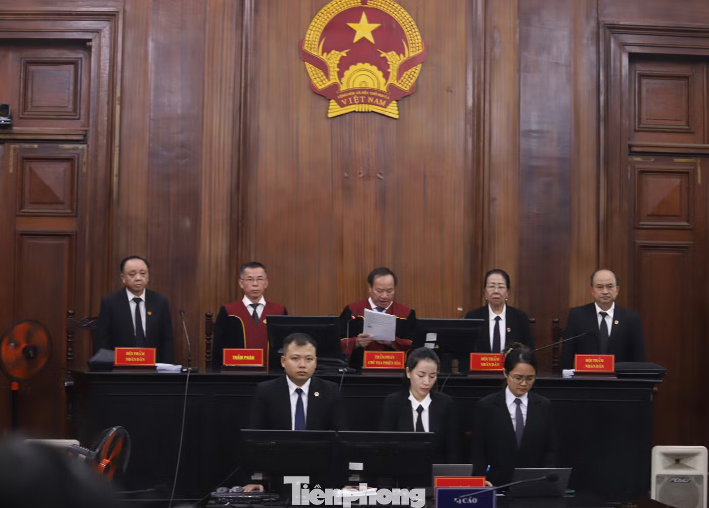 Tại phòng xử án A, HĐXX làm việc ở vị trí trung tâm, phía trước là bục khai báo và khu vực dành cho các bị cáo. Ảnh: Nguyễn Tiến Xét xử Chi Dân, An Tây, 'Cô tiên từ thiện' hầu tòa tại đầu cầu Trại tạm giam Chí Hòa - Ảnh 6.
