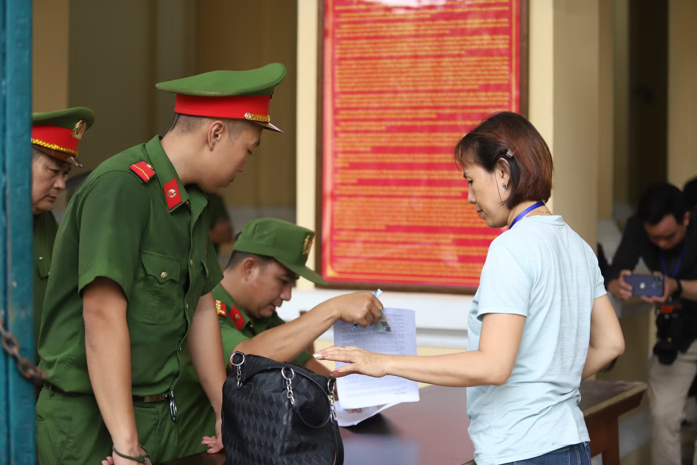 Xét xử Chi Dân, An Tây, 'Cô tiên từ thiện' hầu tòa tại đầu cầu Trại tạm giam Chí Hòa - Ảnh 2.