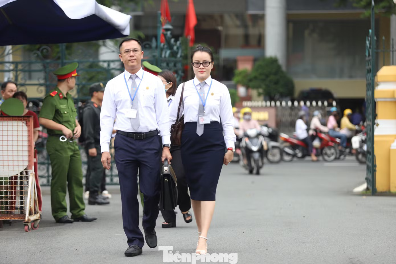 Hàng loạt luật sư có mặt từ sớm, chuẩn bị hồ sơ tham gia bào chữa cho 227 bị cáo trong vụ án. Ảnh: Nguyễn Tiến Xét xử Chi Dân, An Tây, 'Cô tiên từ thiện' hầu tòa tại đầu cầu Trại tạm giam Chí Hòa - Ảnh 5.
