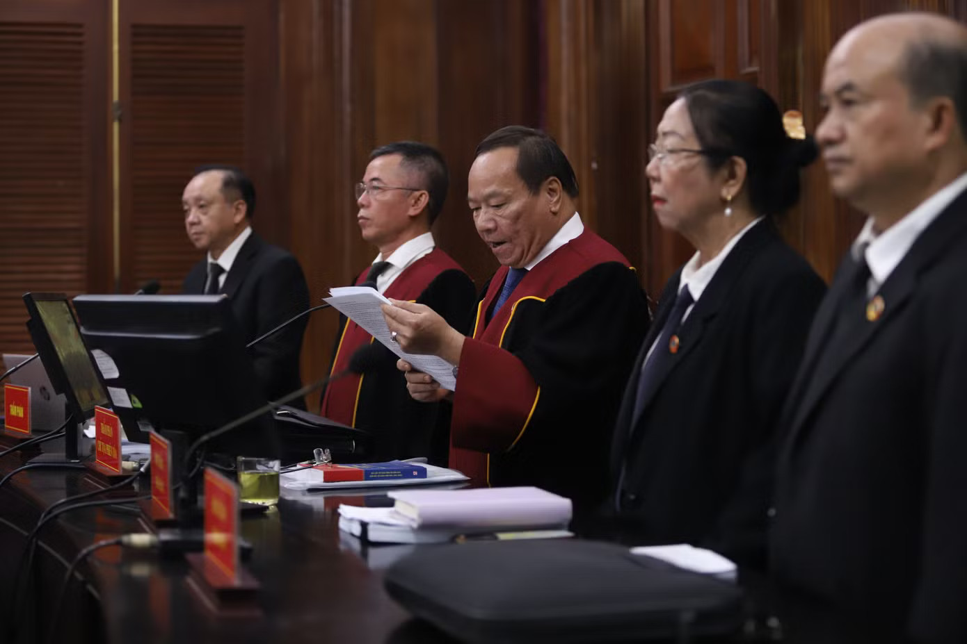 Chuyên án VN10 bắt đầu từ ngày 16/3/2023, khi lực lượng chức năng kiểm tra hành lý của 4 nữ tiếp viên trên chuyến bay VN10 và phát hiện có 157 trong tổng số 327 tuýp kem đánh răng chứa hơn 11kg ma túy, gồm Ketamine và MDMA. Ảnh: Nguyễn Tiến Xét xử Chi Dân, An Tây, 'Cô tiên từ thiện' hầu tòa tại đầu cầu Trại tạm giam Chí Hòa - Ảnh 17.