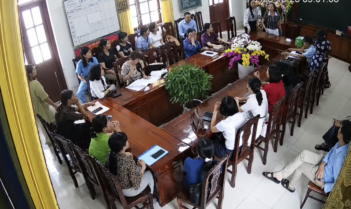 Nữ hiệu trưởng đập bàn, ném cốc khi về thăm trường cũ: Chính quyền nói gì? - Ảnh 1.
