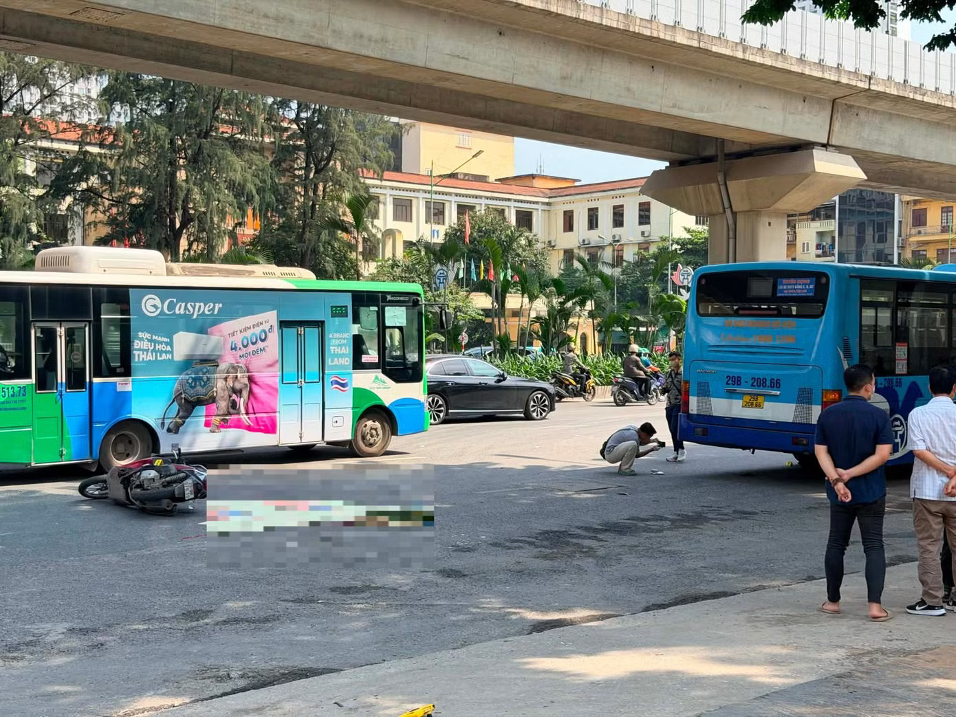 Người thân khóc ngất tại hiện trường vụ tai nạn khiến cháu nhỏ tử vong trên đường Nguyễn Trãi - Ảnh 1.