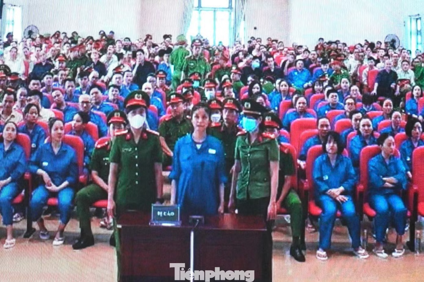 Trước bục khai báo tại đầu cầu Trại tạm giam Chí Hòa, Nguyễn Đỗ Trúc Phương xin điều chỉnh lý lịch trước tòa. Ảnh: Chụp qua màn hình Xét xử Chi Dân, An Tây, 'Cô tiên từ thiện' hầu tòa tại đầu cầu Trại tạm giam Chí Hòa - Ảnh 13.