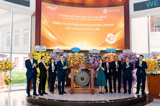 Lãnh đạo LPBS thực hiện nghi thức đánh cồng khai trương phiên giao dịch cổ phiếu LPS tại HoSE