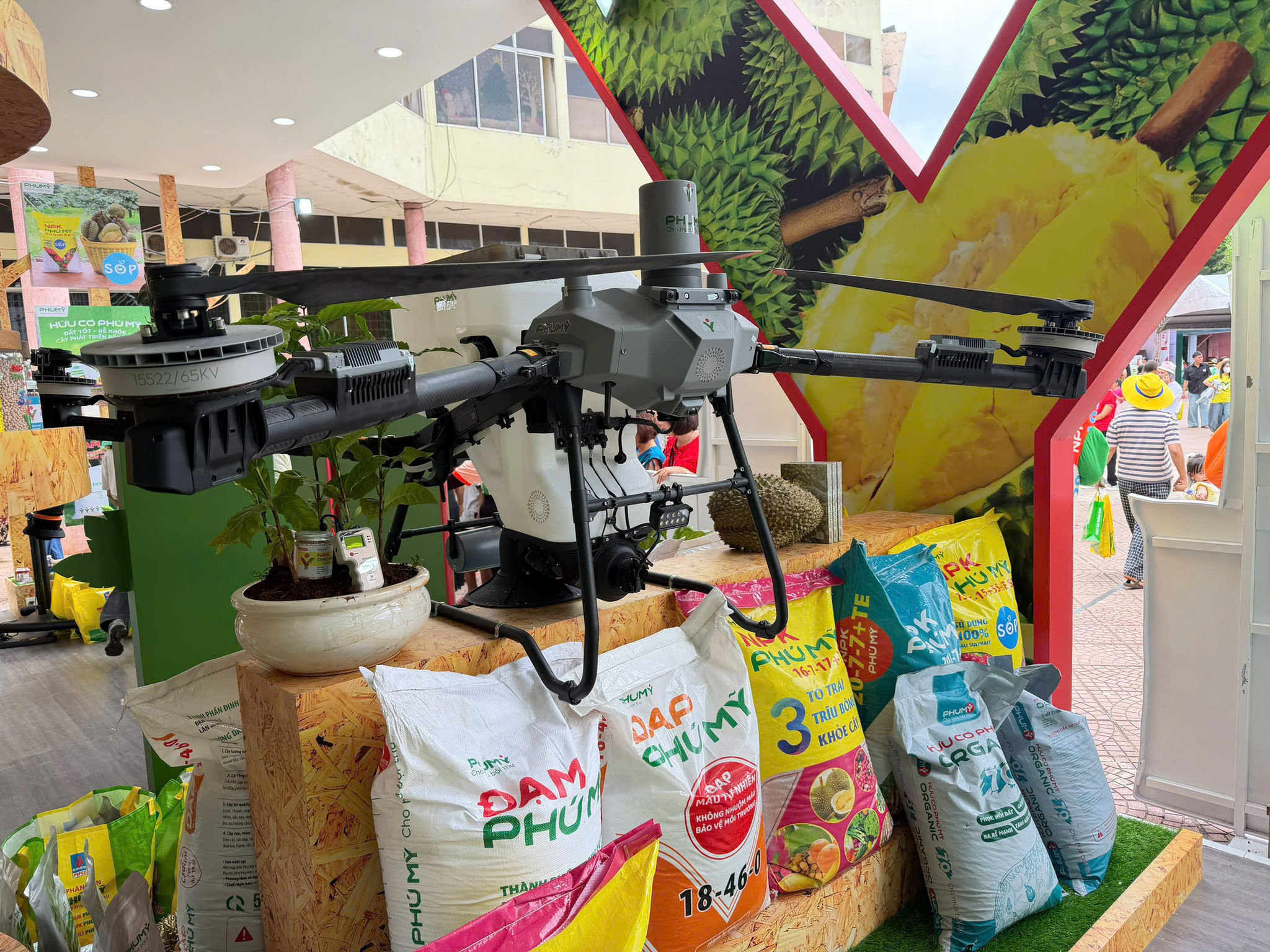 Drone và các sản phẩm phân bón Phú Mỹ được trưng bày ở gian hàng
