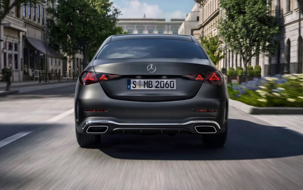 Phía sau Mercedes-Benz C-Class với cụm đèn hình ngôi sao