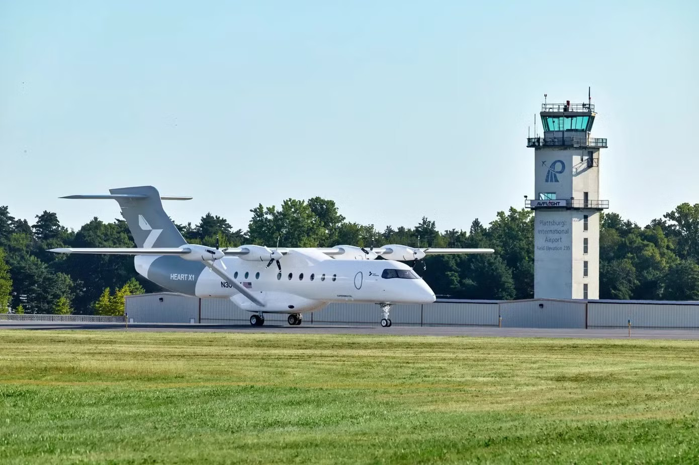 Máy bay trình diễn X1 của Heart Aerospace đang lăn bánh qua đài kiểm soát không lưu tại sân bay Quốc tế Plattsburgh ở New York. Ảnh: Heart Aerospace. Máy bay điện lớn nhất thế giới cất cánh - Ảnh 3.