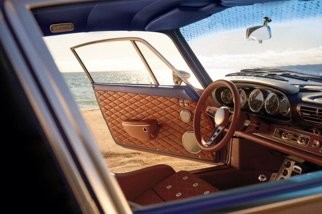 Khoang lái Singer Classic Turbo Cabriolet