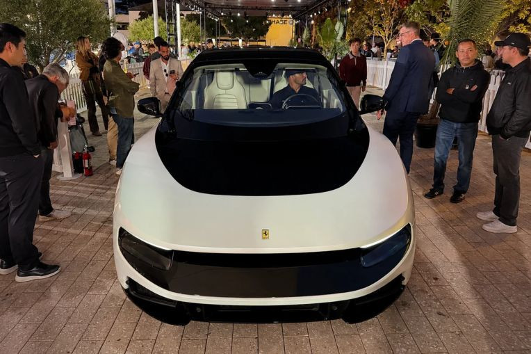 Ferrari Luce sở hữu sơn ngoại thất màu trắng