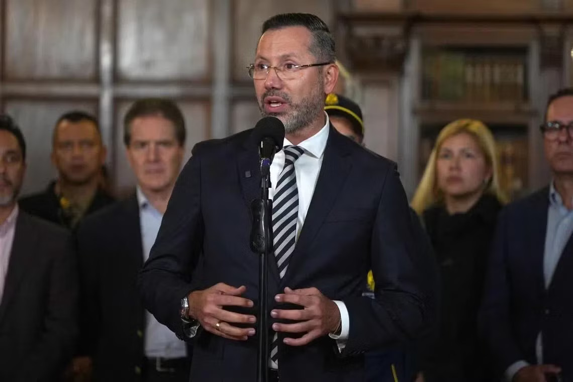 Bộ trưởng Colombia hứng chỉ trích vì đi tắm biển giữa lúc người dân vật lộn sau động đất - Ảnh 1.