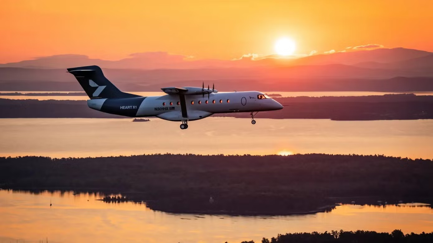 X1 - mẫu máy bay trình diễn chạy bằng pin điện lớn nhất từng bay của Heart Aerospace bay qua thung lũng Champlain gần Plattsburgh, New York, vào lúc bình minh trong chuyến bay đầu tiên. Ảnh: Heart Aerospace. Máy bay điện lớn nhất thế giới cất cánh - Ảnh 1.