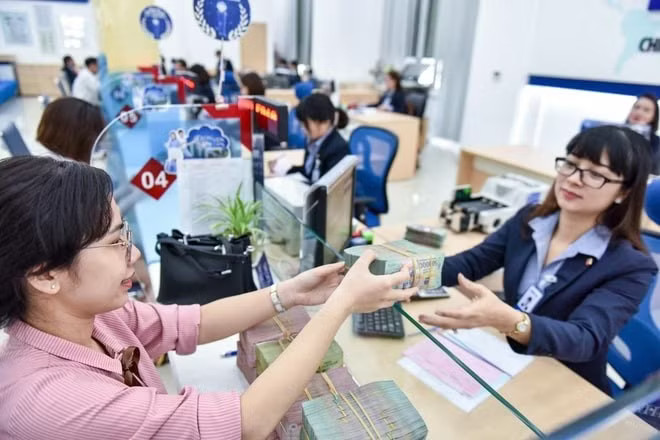 Người dân tăng gửi tiền vào ngân hàng. Vì sao người dân thích gửi tiền ngân hàng? - Ảnh 1.