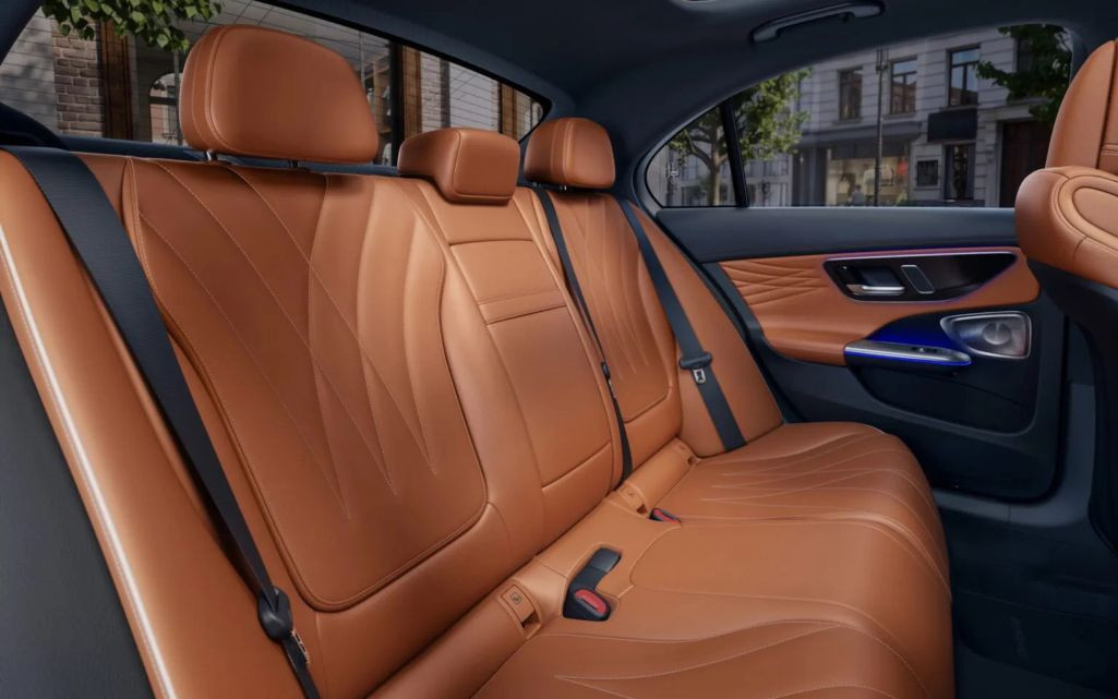 Hàng ghế thứ hai Mercedes-Benz C-Class
