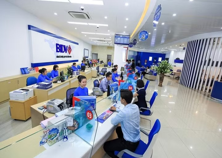 Gửi tiết kiệm đang trở thành kênh đầu tư an toàn, hiệu quả. Vì sao người dân thích gửi tiền ngân hàng? - Ảnh 2.