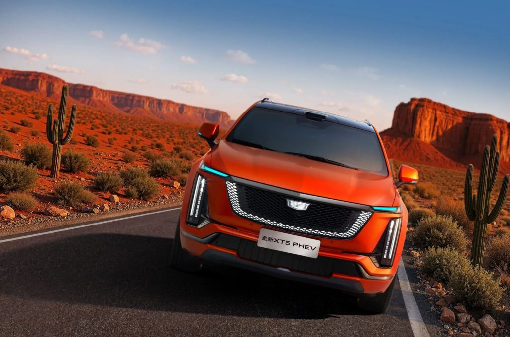 Mặt trước Cadillac XT5 PHEV với cụm đèn nổi bật
