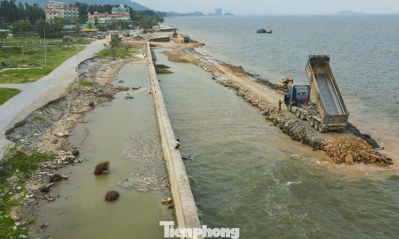 Lo ‘mất bãi tắm’ nổi tiếng Thanh Hóa khi xây bờ kè trăm tỷ - Ảnh 1.