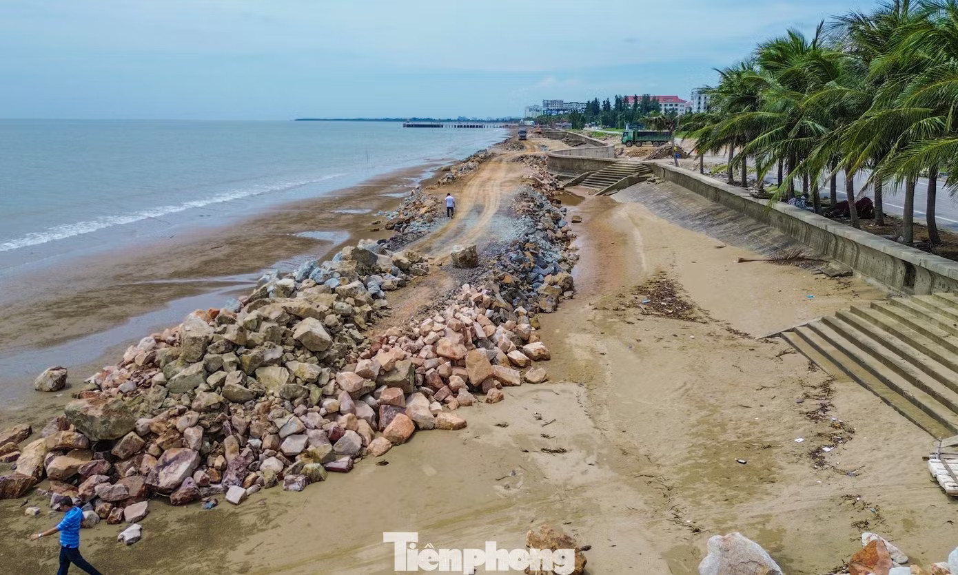 Lo ‘mất bãi tắm’ nổi tiếng Thanh Hóa khi xây bờ kè trăm tỷ - Ảnh 2.