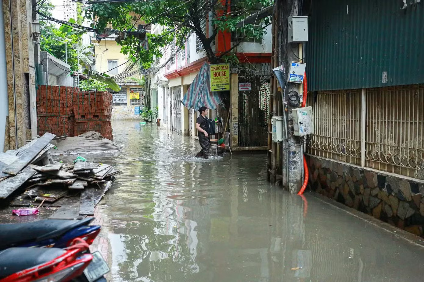 Ngập sâu sau mưa lớn tại khu vực Giang Văn Minh Ứng phó với mưa lớn, Hà Nội huy động 200 xe téc, trực 24/24 tại các 'điểm đen' úng ngập - Ảnh 1.