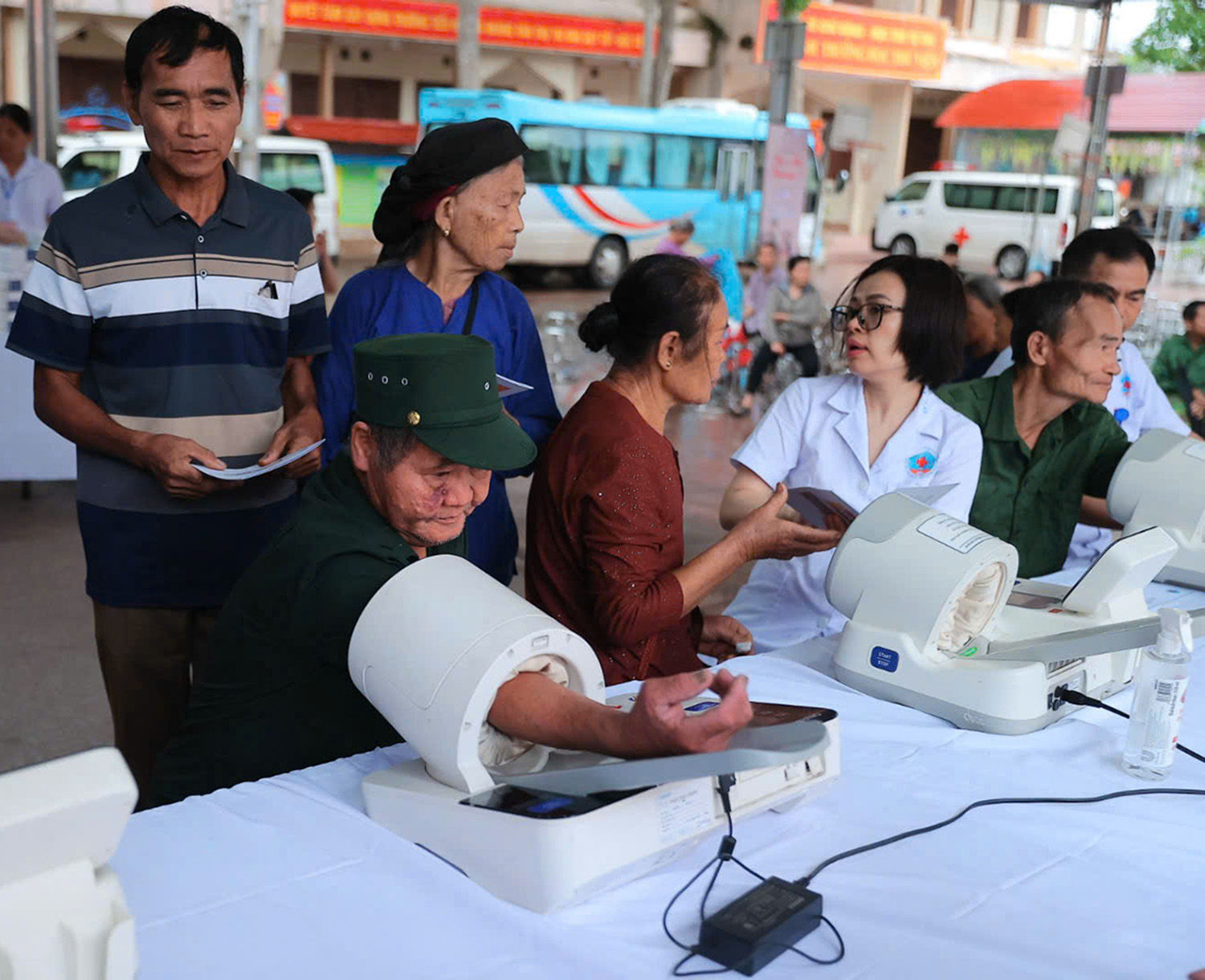 Quan tâm, chăm sóc sức khỏe người có công