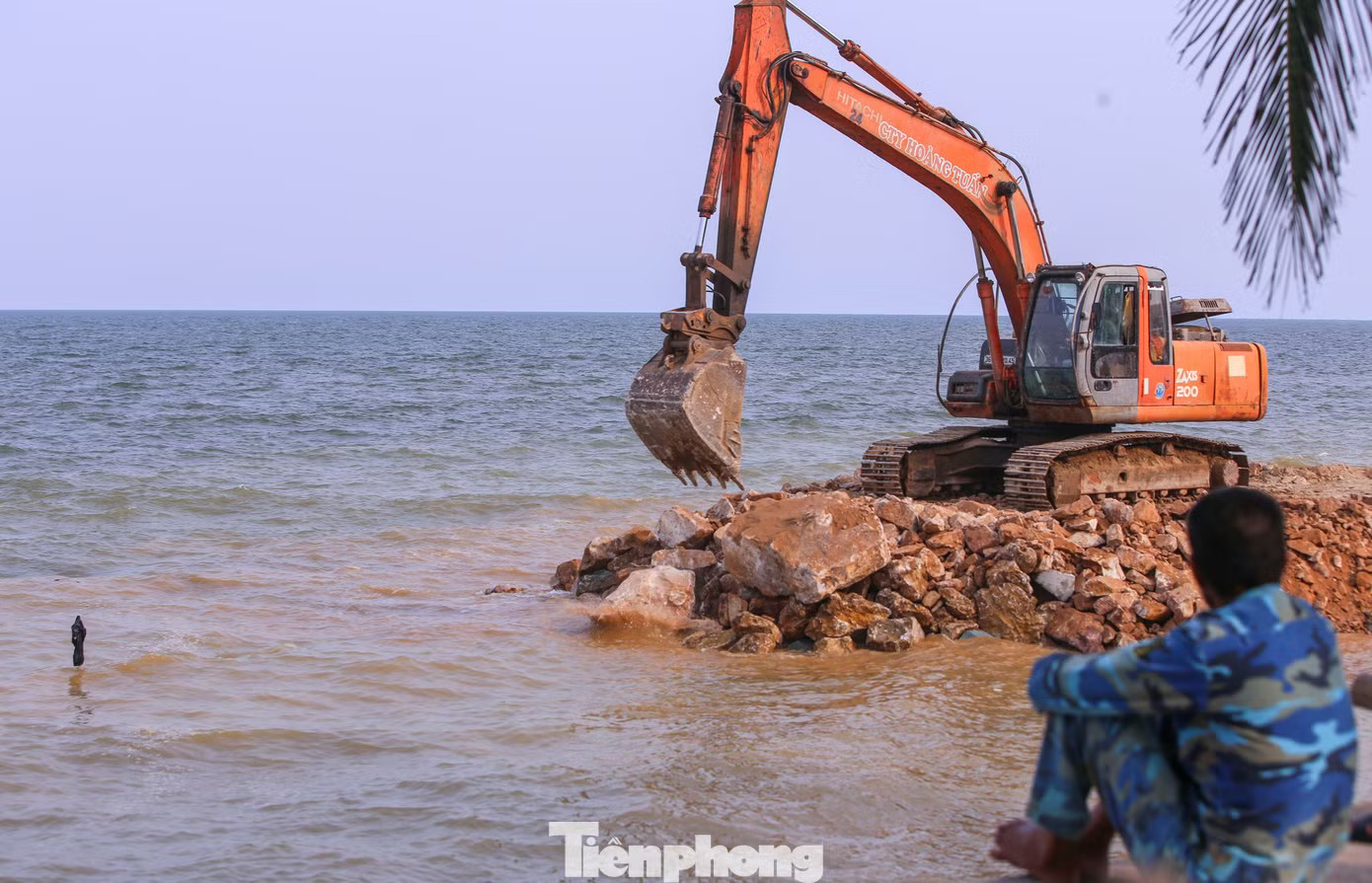 Lo ‘mất bãi tắm’ nổi tiếng Thanh Hóa khi xây bờ kè trăm tỷ - Ảnh 4.