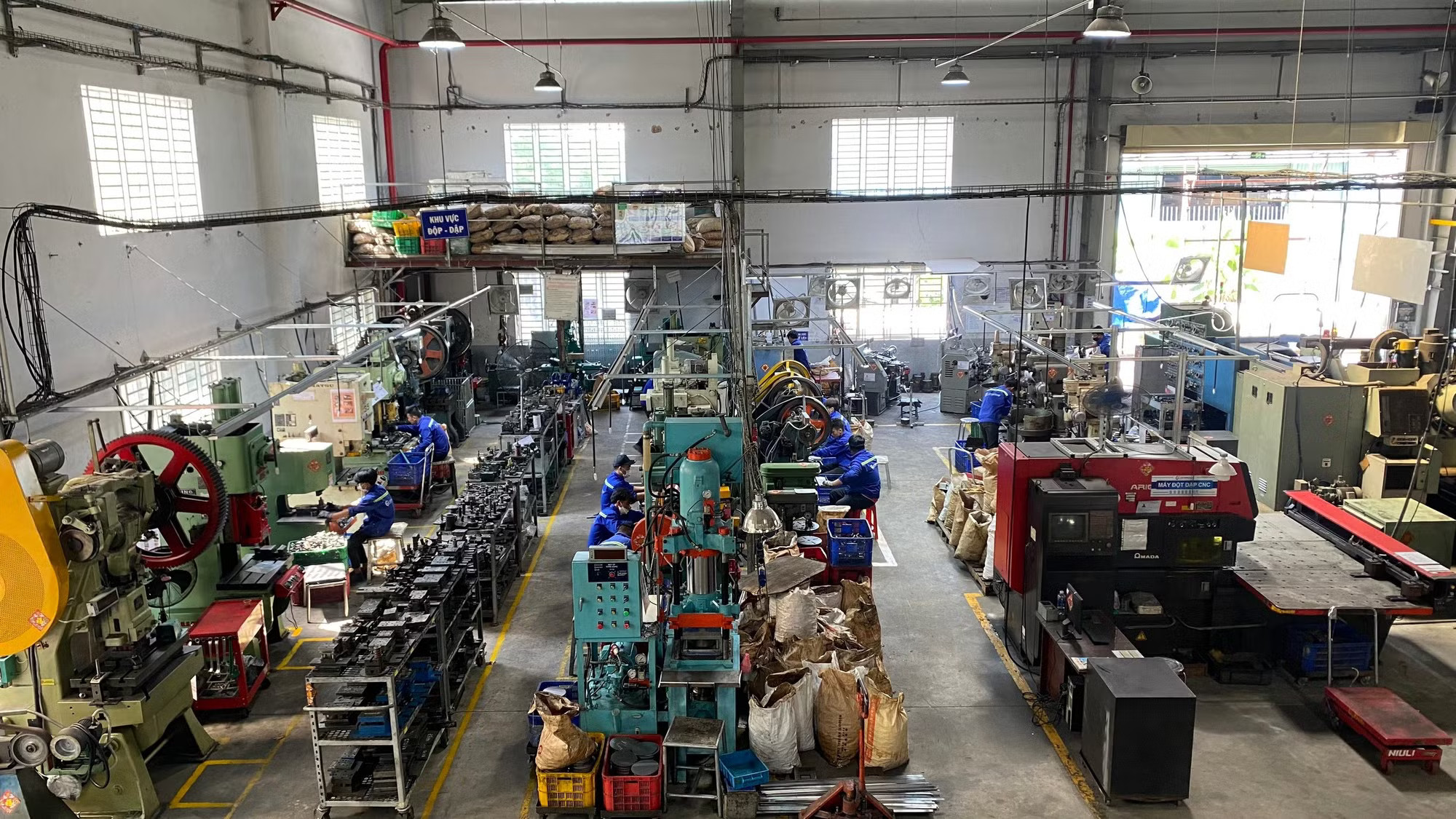 Doanh nghiệp sản xuất cho biết, nếu quản trị tốt, biên lợi nhuận không quá 10%, trong khi lãi suất vay hiện lên tới 14-15%/năm. Ảnh: VCL. Hơn 155.000 doanh nghiệp rút khỏi thị trường: Tứ bề sức ép? - Ảnh 2.