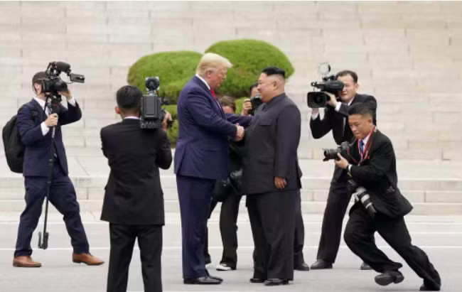Tổng thống Trump yêu cầu sắp xếp cuộc gặp Chủ tịch Kim Jong Un trong năm nay - Ảnh 1.