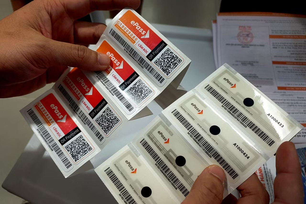 Thẻ thu phí không dừng ePass để dán trên kính chắn gió hoặc trên đèn xe. Những trường hợp tài khoản ePass bị thu phí 6.600 đồng/tháng? - Ảnh 1.